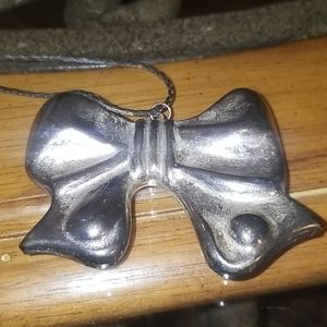 Vintage bow with silver tone necklace PM 1548